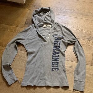 Abercrombie & Fitch Gray Long Sleeve Tee